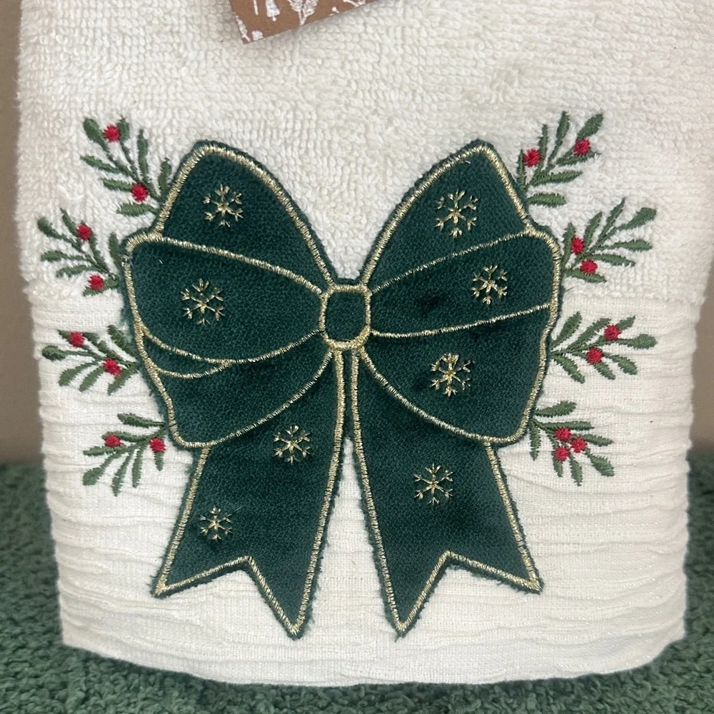 Artic Holiday Christmas Hand Towels Green Bow Berry Beautiful NEW!